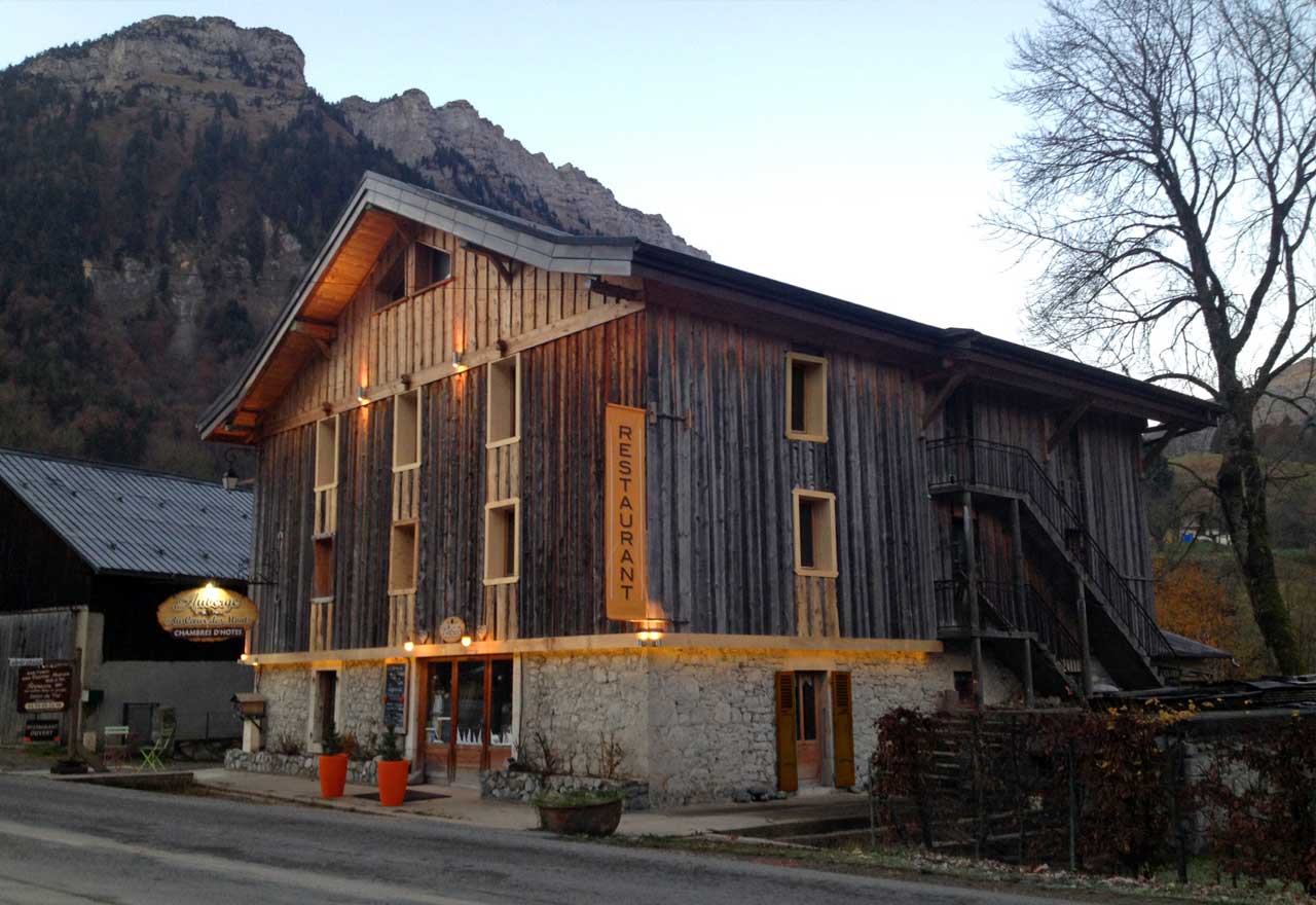 Restaurant chambre d'hôtes proche des stations de ski de la Clusaz et du Grand Bornand, hébergement de qualité style chalet de montagne