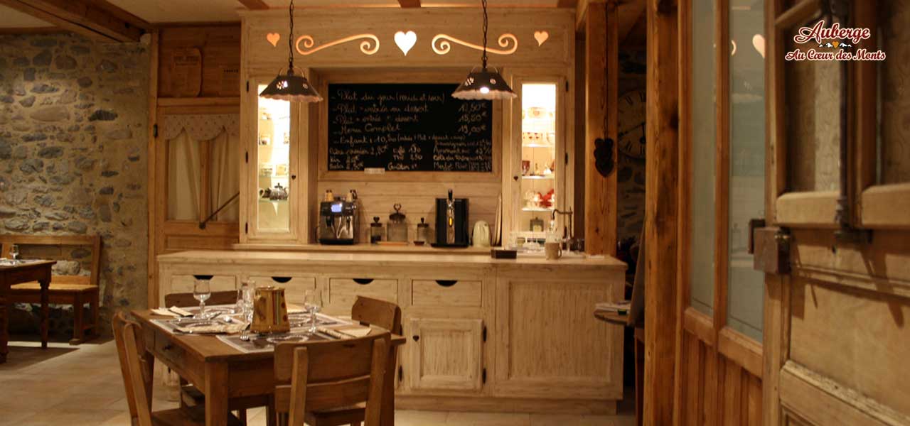 l'auberge au coeur des monts vous propose de manger des bons petits plats cuisinés maison dans un cadre original et très sympathique arvimedia